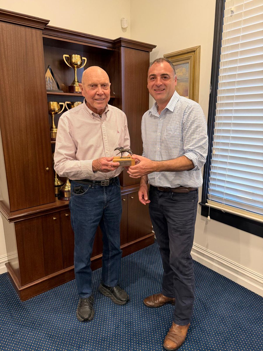 NZTM_TWEET's tweet photo. Great to catch up with Group One-winning owner and breeder Bob Peters in Perth and present him with the @nztba1 award for Cosmic Crusader (NZ), following his Gr.1 Northerly Stakes (1800m) triumph last season.

Another one incoming after his #Turnbull success! 🏆🇳🇿

#VisitInvestWin