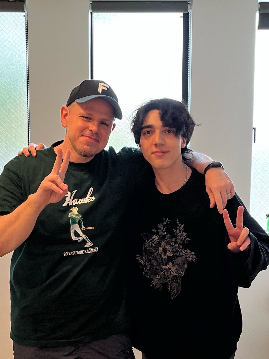 Gin_mangaka's tweet photo. 今日は @JuanAlbarran75 先生にお会いしました！長年にわたり日本で連載・出版し、歴史を築いてきたスペイン人漫画家の方です 🙇‍♂️
フアンさん、遊びに来てくださり、たくさんのアドバイスや学びを共有していただき本当にありがとうございました。心から尊敬しています 🙏 https://t.co/F3bhnGUQjI