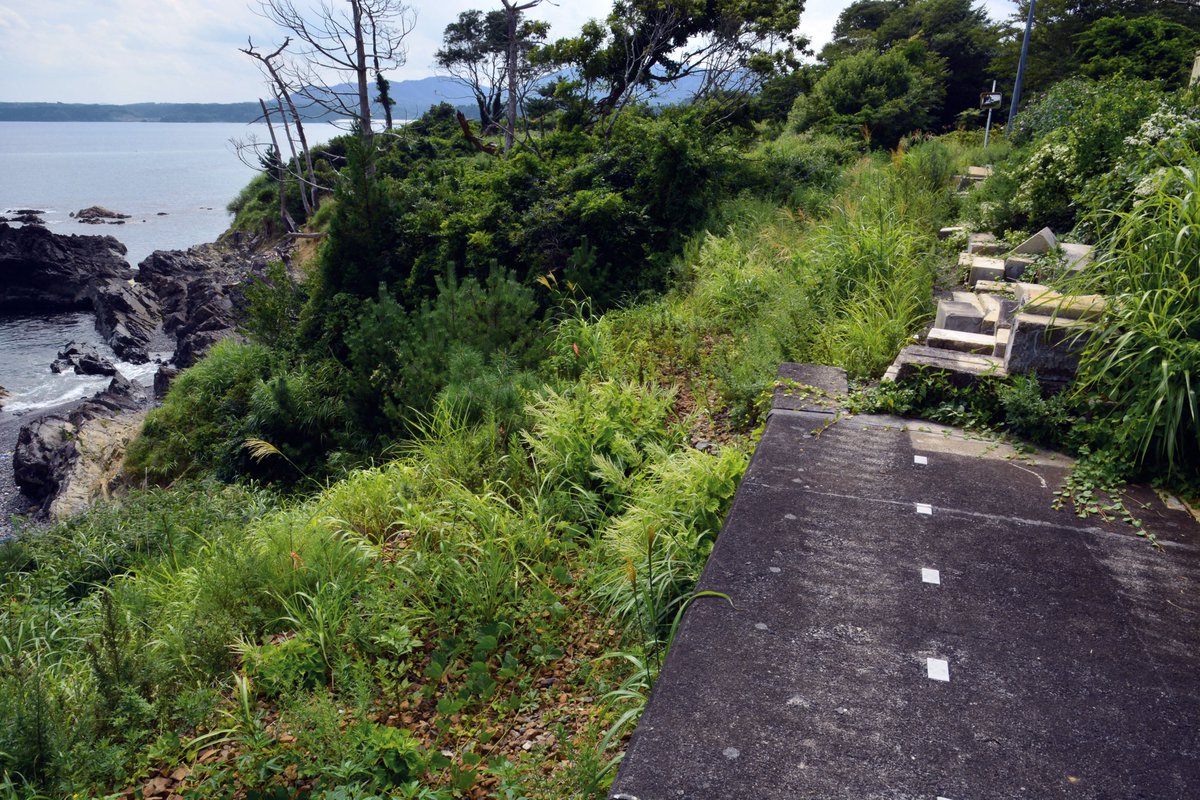 adusa2gou's tweet photo. 2011年3月11日、この高さの崖を巨大津波は乗り越えて駅のホームを破壊した。 https://t.co/AFRvsL0XtE
