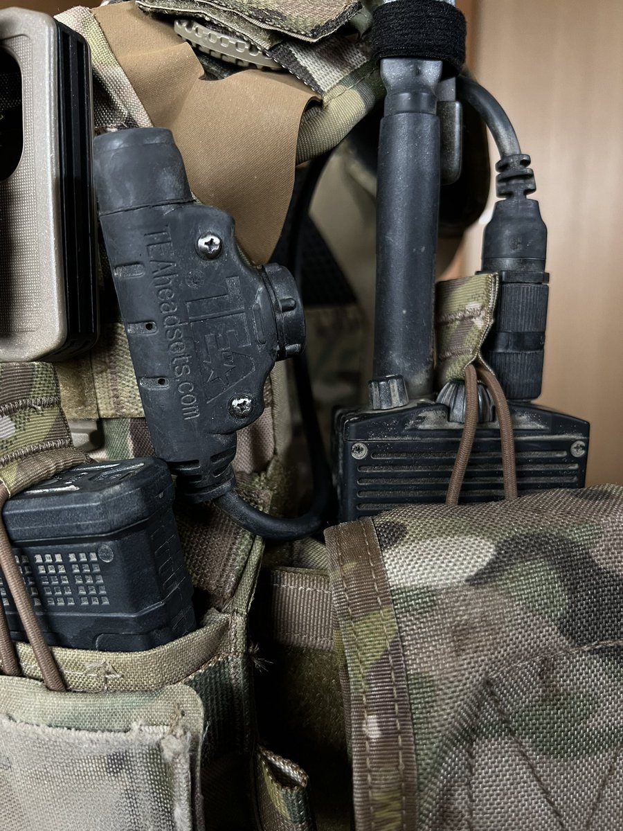 mBw5nEXILE's tweet photo. やっぱプレキャリにはPTTと無線機がなきゃ https://t.co/19r3bv7CI5