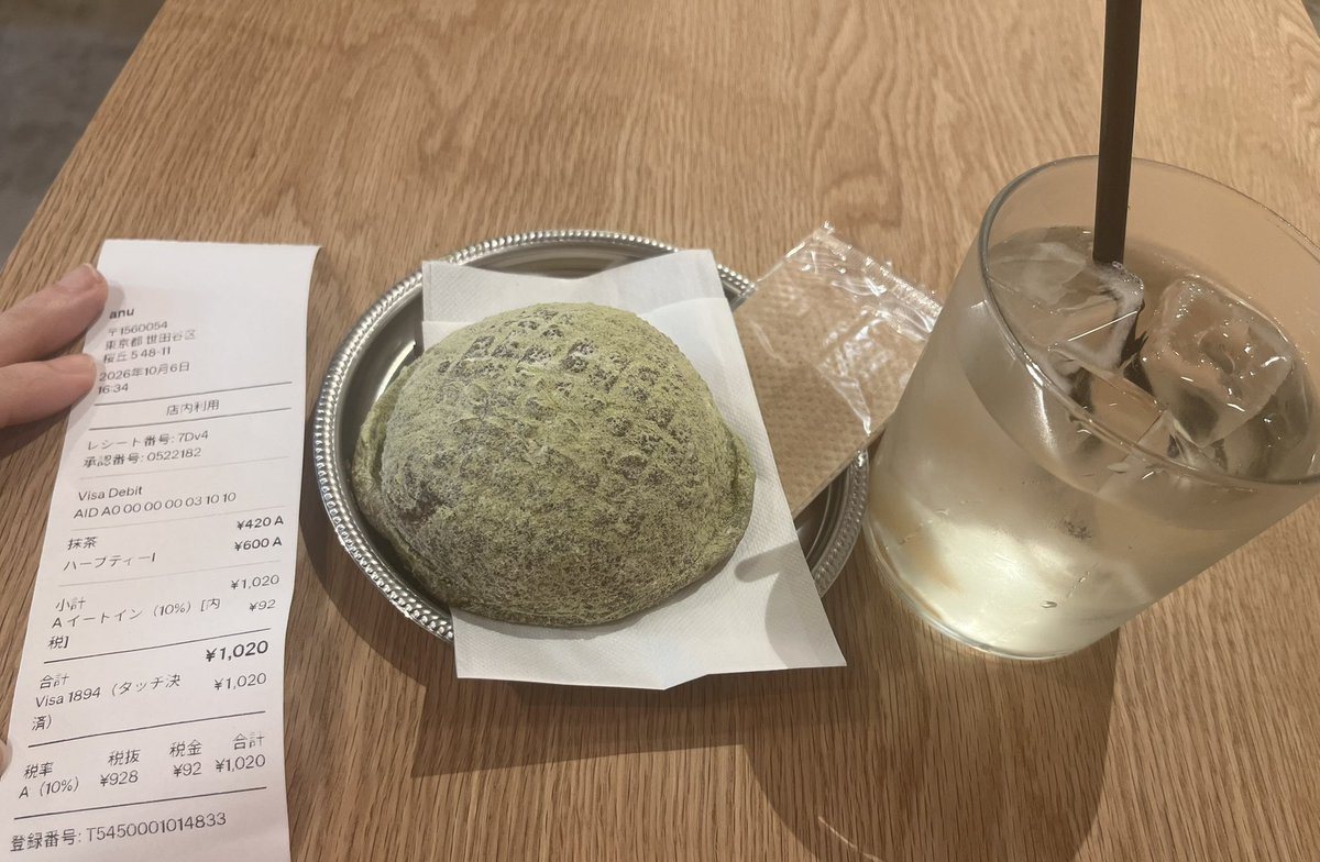 haruk_minam's tweet photo. 仕事終わりに、近所にできたカフェに立ち寄りました。

抹茶味のドーナツと、レモングラスのアイスハーブティーをいただきました🌿

抹茶のほろ苦さと、レモングラスの爽やかな香りがよく合っていて、美味しかったです☺️ https://t.co/qd6UAX7yiX
