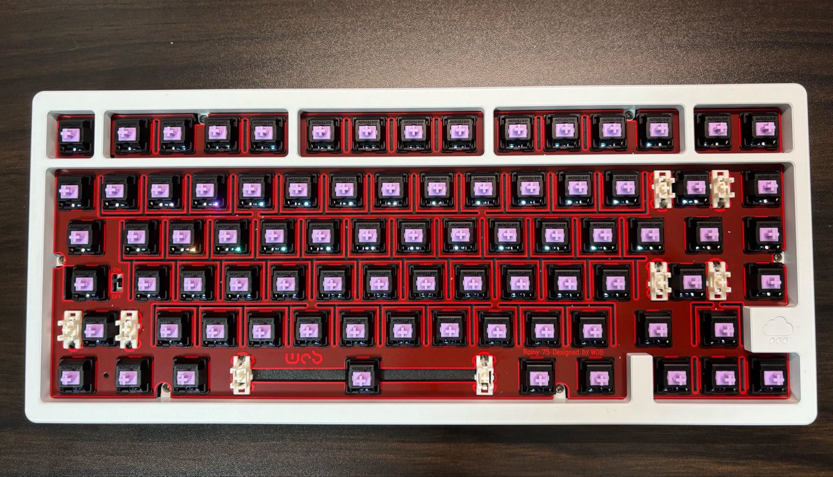 kamemarublog's tweet photo. キースイッチ変えるだけでも新しいキーボード買ったくらいワクワクしますよね https://t.co/V20X153neJ