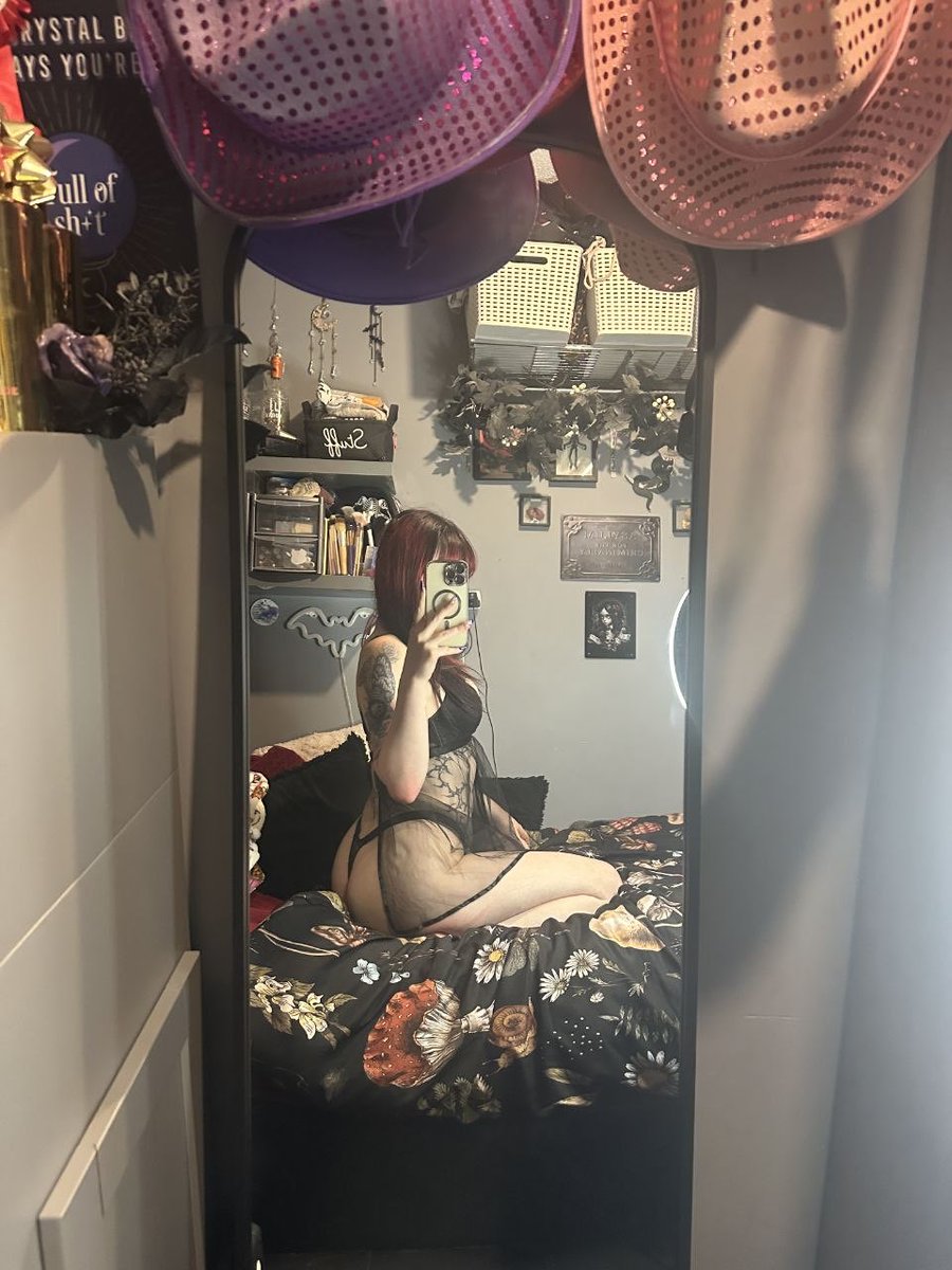AerisLuxe's tweet photo. if i said i was going straight to sleep after this, would u believe me? 🤭 https://t.co/0m0oa2vD6m