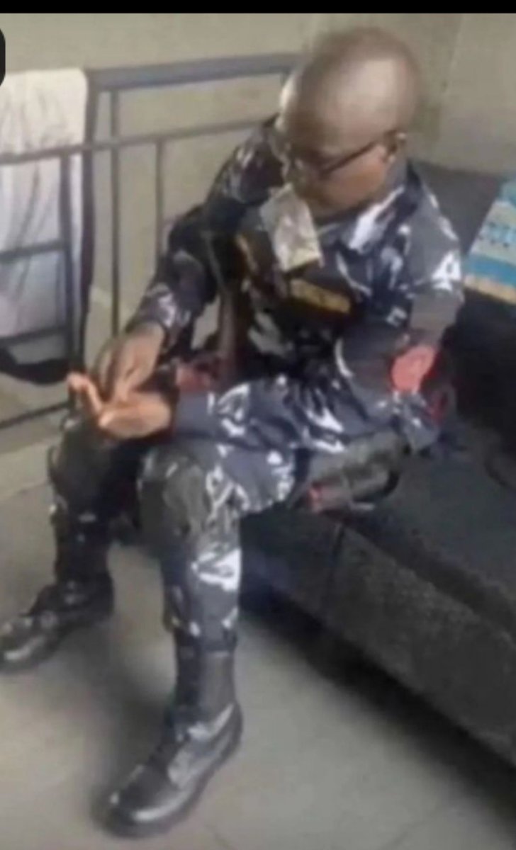 Arodatom23's tweet photo. Commander: Get ready we are attacking opposition 

Army ,👇👇 https://t.co/xBD3Brr4Dh