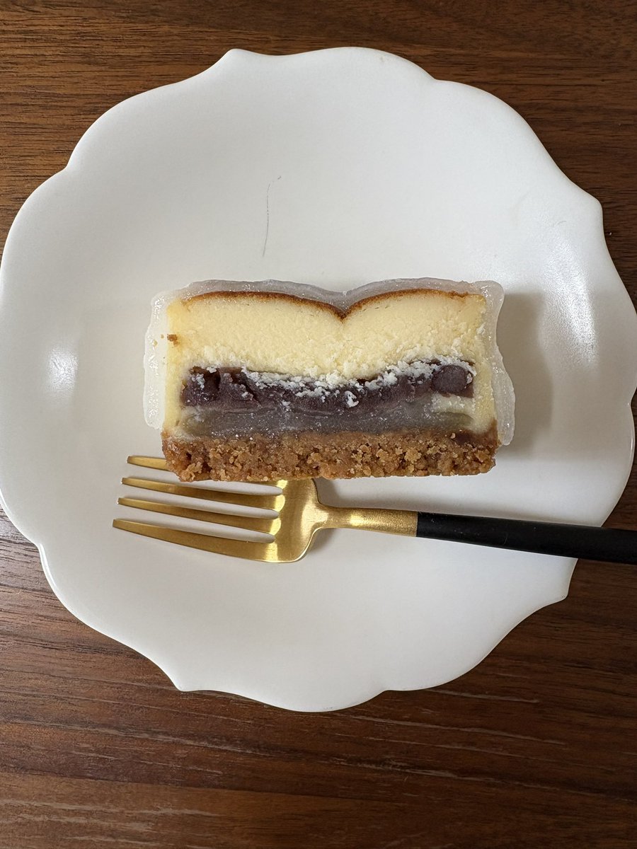 uyuuuu40's tweet photo. 義母の誕生日に、チーズと求肥とあんこのケーキ渡したら、なんか、ちょっと、お怒りのLINE....？！ https://t.co/5pppO0feEd