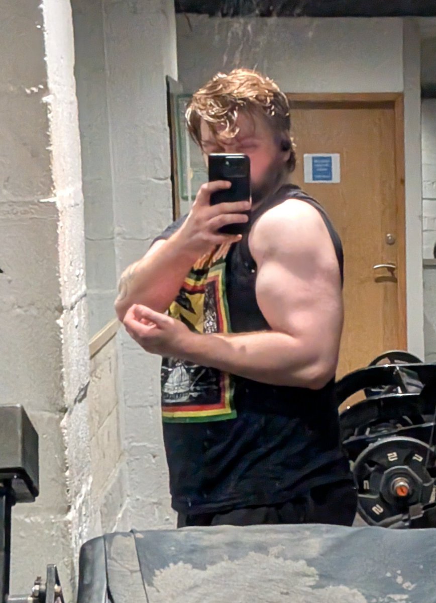 Bernietheburn's tweet photo. Okay my gym session was good, biceps are looking good too 👀 https://t.co/hrrLmeB0Gp