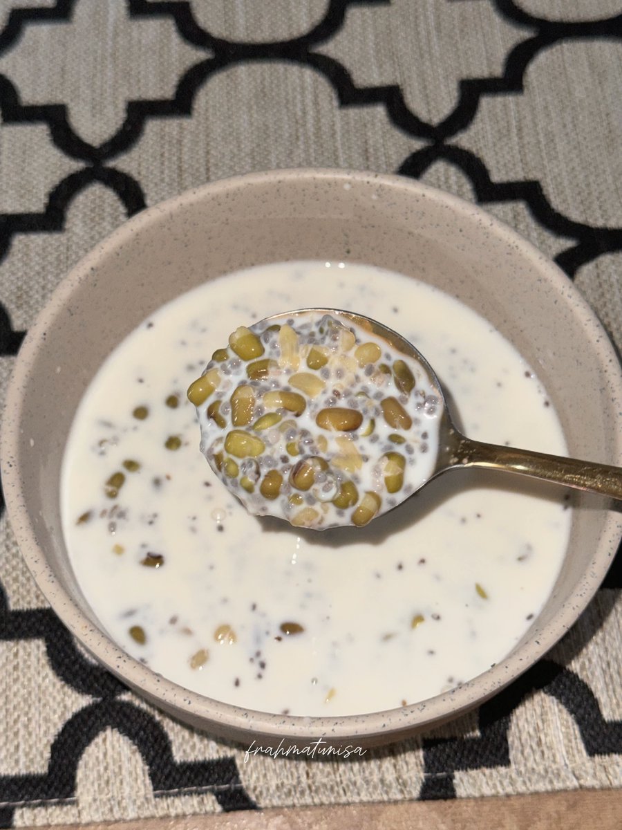 devijahuafa's tweet photo. resepnya disini ya⤵️

bahan :
- segenggam kacang hijau
- 1 sdm chia seed
- 100ml susu low fat, aku pake ini https://t.co/9FYiDhF2nx
- sedikit https://t.co/qhpxo1EH3E supaya gak eneg

cara membuat :
1. cuci dan rendam kacang ijo selama 5 jam
2. rendam chia seed bersamaan dengan susu uht semalaman lalu simpan dlm chiller
3. rebus kacang hijau sampai empuk dan beri sedikit garam
4. pindahkan kacang ijo dalam mangkok lalu tuang susu+chia seed kemudian aduk rata
5. jadi deh🥣