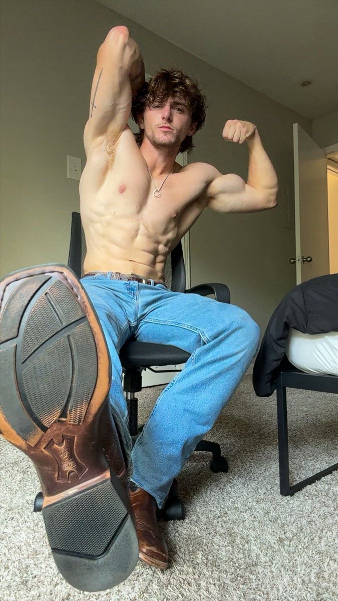 DavidSimon99485's tweet photo. Bulking season for daddy you’re funding the gains🤑🏧
#findomdrains
#findomalpha
#cashgod https://t.co/MGKTfSjfRm