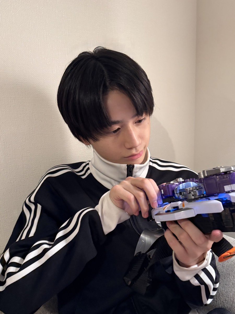 nishiyama_rento's tweet photo. マイスドライバーとショットボーンバックル！！

めっちゃかっこよかったです✨

これで遊び続けます🐔

#仮面ライダーマイス https://t.co/8t1cO2gvCk