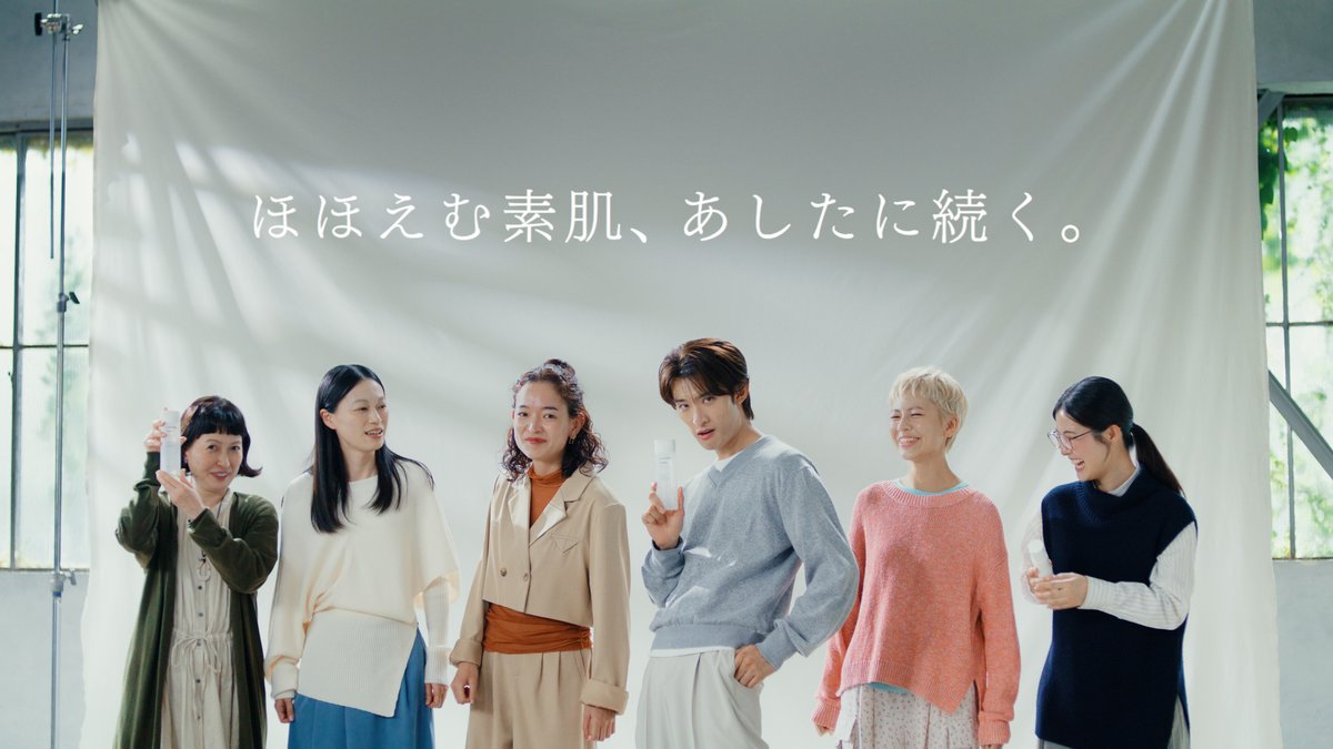 oricon's tweet photo. Snow Man向井康二、岩本照と
プレゼントの“贈り合い”で心うるおす🧡💛
⠀
「自分は壁があった方が頑張れる」
入所20周年…今後の抱負は「初心を忘れずに」
⠀
🎥CMメイキング＆撮影後インタビュー
https://t.co/VYBAVT4JOU
⠀
ちふれ新WebCM、10/7(水)公開 https://t.co/wfvcWyg3kB