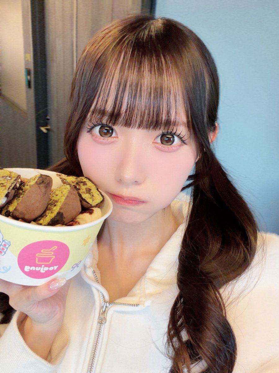 momonamatsumoto's tweet photo. やぽ🎀なにしてるの〜？

さっきかわいいぽしごと終わって
これからヨアジョン食べるよお(՞ ⸝⸝⸝⸝՞)

ドバイチョコもちが食べたくて
たくさんトッピングしちゃった🤭ྀི💭

このあともライブ楽しむぞー.ᐟ.ᐟ.ᐟ https://t.co/W2j52TLbvb