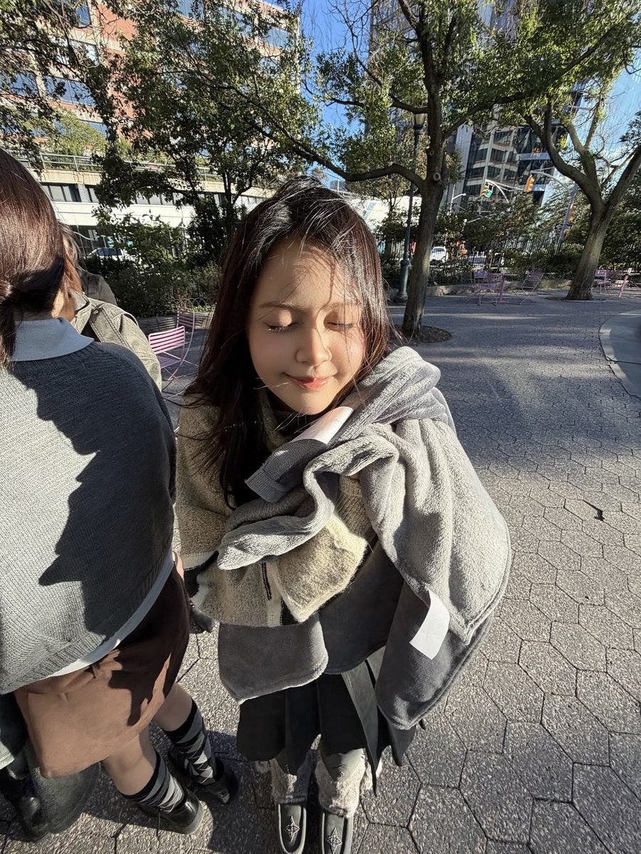 ye0_419's tweet photo. 르멘이 이 사진들 너무 어른여자같음…..🥹💗 https://t.co/liZ1TqnMqE