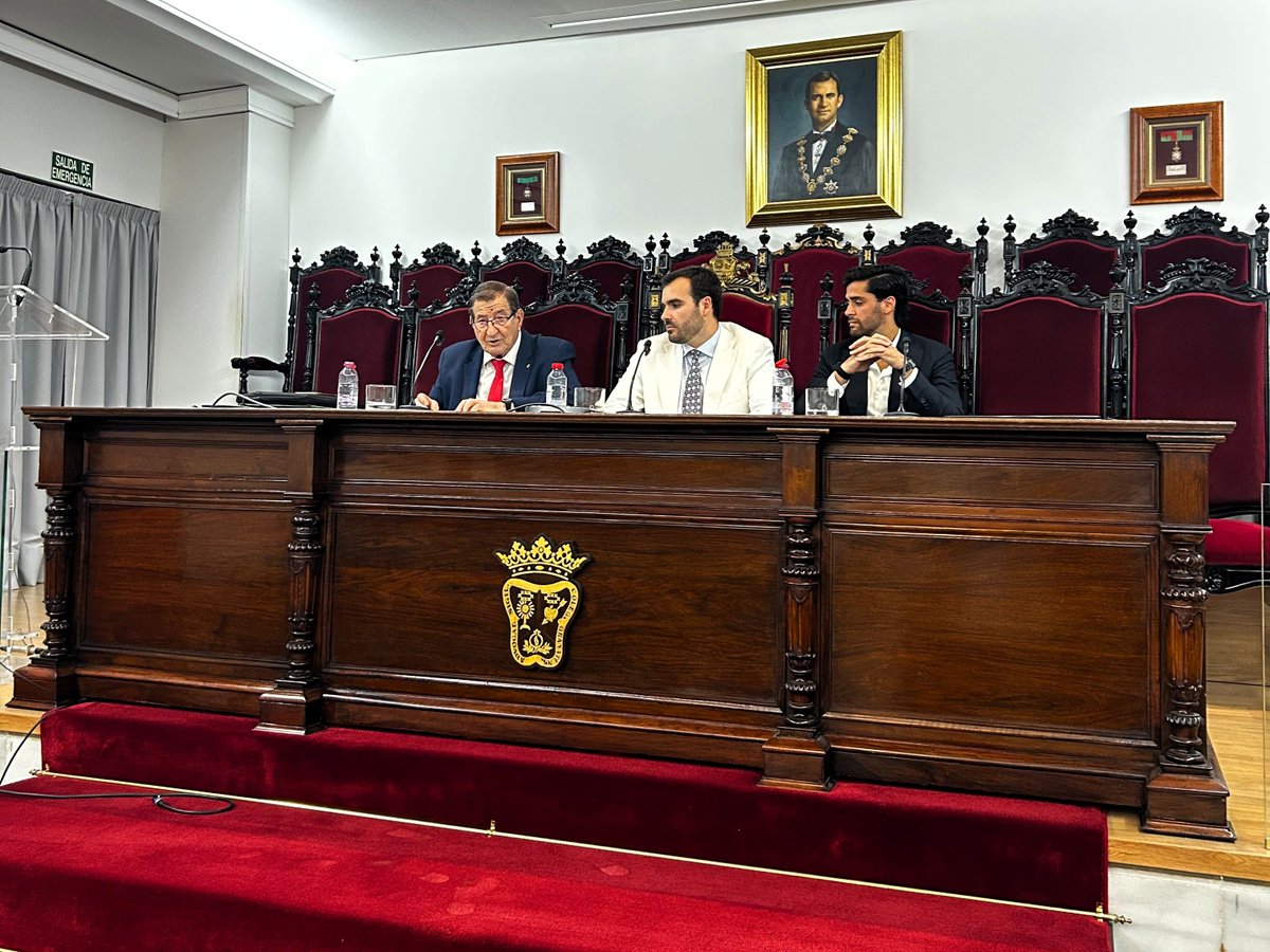 IcagrTwit's tweet photo. El @gajgranada da la bienvenida a los nuevos colegiados con una charla sobre la evolución de la abogacía 👉️ El veterano letrado Manuel Ramírez fue el encargado de compartir su visión sobre el pasado, presente y futuro de la profesión.  
🔗 https://t.co/BdhuWtwRtl https://t.co/ll4bcEP2Ey