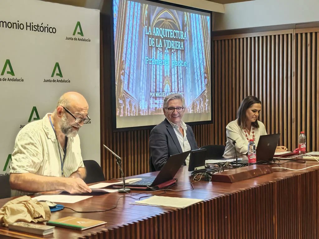 CatedraldeSev's tweet photo. La Catedral de Sevilla ha participado en la conmemoración del 30 aniversario del programa de formación del @IAPHpatrimonio, dentro de una sesión especializada sobre iniciación a la conservación y restauración de vidrieras.

Durante la jornada, Ana Isabel Gamero, conservadora del Cabildo, y Miguel Ángel López López, arquitecto conservador de la Catedral, abordaron el programa de conservación preventiva y los aspectos arquitectónicos y estructurales de este patrimonio.

La Catedral conserva 138 vidrieras históricas, datadas entre finales del siglo XV y comienzos del XX, y desarrolla desde el año 2000 un programa permanente de conservación preventiva y mantenimiento continuado.

La sesión se completó con una visita práctica a las vidrieras de la Catedral.

#CatedraldeSevilla #IAPH