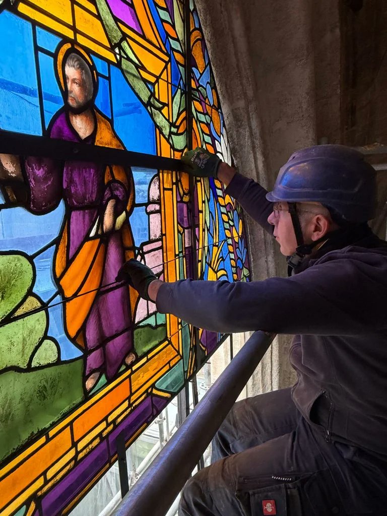 CatedraldeSev's tweet photo. La Catedral de Sevilla ha participado en la conmemoración del 30 aniversario del programa de formación del @IAPHpatrimonio, dentro de una sesión especializada sobre iniciación a la conservación y restauración de vidrieras.

Durante la jornada, Ana Isabel Gamero, conservadora del Cabildo, y Miguel Ángel López López, arquitecto conservador de la Catedral, abordaron el programa de conservación preventiva y los aspectos arquitectónicos y estructurales de este patrimonio.

La Catedral conserva 138 vidrieras históricas, datadas entre finales del siglo XV y comienzos del XX, y desarrolla desde el año 2000 un programa permanente de conservación preventiva y mantenimiento continuado.

La sesión se completó con una visita práctica a las vidrieras de la Catedral.

#CatedraldeSevilla #IAPH