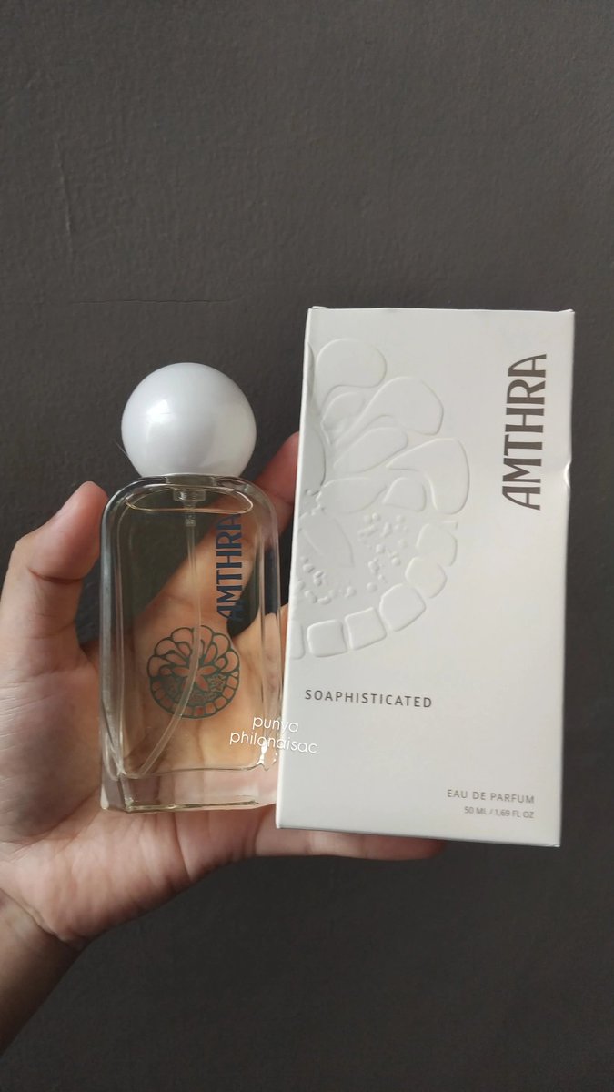 esstehtarik's tweet photo. SOOO HAPPYYY, akhirnya ada ditahap aku unboxing dan pegang langsung parfume impianku😭 blind buy parfume ini agak degdegan soalnya nabungnya lumayan lama krn lumayan bgt harga 200rb😭 tp gak nyesel sama sekali SPL darderdor, semoga next bisa cobain amthra variant lain aamiin💖 https://t.co/azaaba4Psd