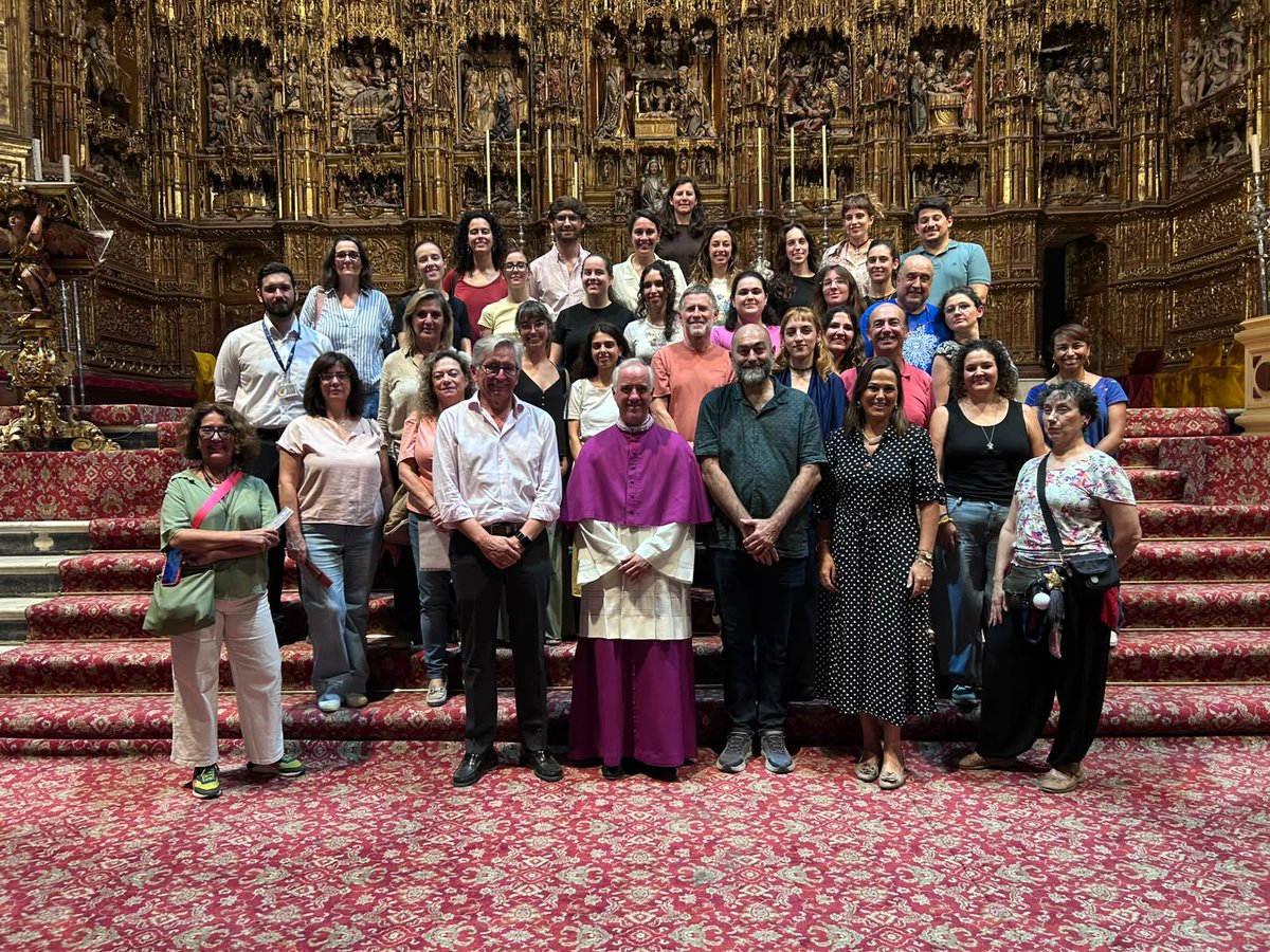 CatedraldeSev's tweet photo. La Catedral de Sevilla ha participado en la conmemoración del 30 aniversario del programa de formación del @IAPHpatrimonio, dentro de una sesión especializada sobre iniciación a la conservación y restauración de vidrieras.

Durante la jornada, Ana Isabel Gamero, conservadora del Cabildo, y Miguel Ángel López López, arquitecto conservador de la Catedral, abordaron el programa de conservación preventiva y los aspectos arquitectónicos y estructurales de este patrimonio.

La Catedral conserva 138 vidrieras históricas, datadas entre finales del siglo XV y comienzos del XX, y desarrolla desde el año 2000 un programa permanente de conservación preventiva y mantenimiento continuado.

La sesión se completó con una visita práctica a las vidrieras de la Catedral.

#CatedraldeSevilla #IAPH