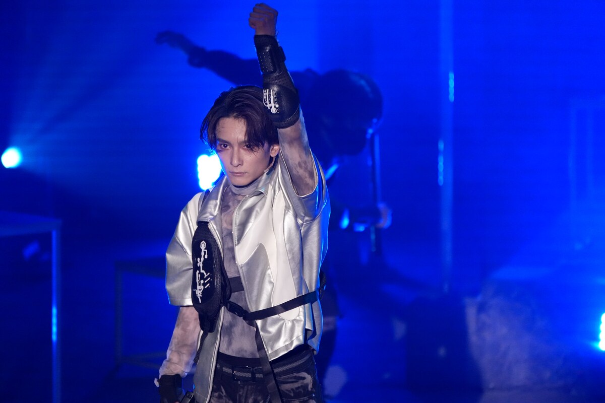 stage_natalie's tweet photo. 舞台は近未来、西田大輔率いるAND ENDLESS30周年公演スタート（舞台写真35枚あり）
https://t.co/hEWpOvbdiY

#アンドエンドレス #アンクロ https://t.co/yRM8azMQ8g