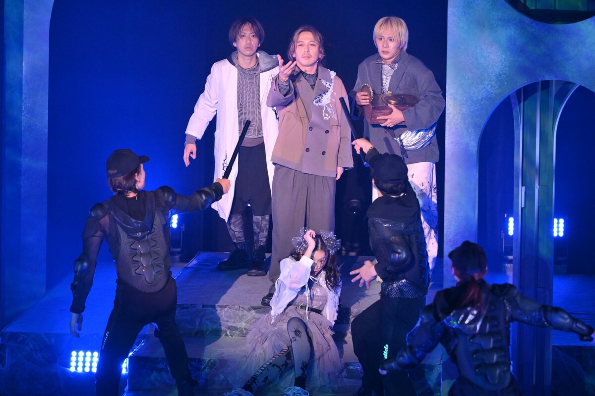 stage_natalie's tweet photo. 舞台は近未来、西田大輔率いるAND ENDLESS30周年公演スタート（舞台写真35枚あり）
https://t.co/hEWpOvbdiY

#アンドエンドレス #アンクロ https://t.co/yRM8azMQ8g
