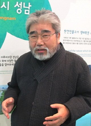 oopa1203's tweet photo. 김현지 주례 본 하동근, 최하위권 평가 받고도 지역난방공사 사장

와 이거 ㅈㄴ열받네..

김현지 주례봤던 하동근이라는 이재명 라인의 성남인사가 서류·면접에서 최하위권 점수를 받고도 이력과 무관한 지역난방공사 사장에 임명됨

거기다 나이는 무려 53년생 73세.

이게 말이되는 인사냐?
연봉도 2.4억이나됨..

김현지와 마찬가지로 
하동근  인마도 프로필이 제대로 공개된게 없음.

심지어 지역난방공사 공시에도 이인간이 
고향이 어디인지 어느대학을 나왔는지 전공은 뭔지 전혀 안나옴