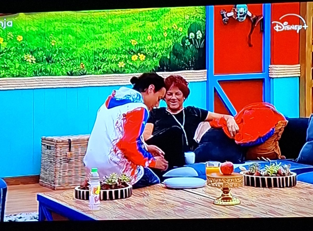 Selinaaaiiii's tweet photo. No mames estaba dormida y me levanto al baño y apenas abro los ojos y esta el señor de pelo rojo hablando de su patrona Manelyk con el pendejo de bicolor jajajjajaj puras pendejadas pero no le quita el sueño dice y está hablando a esta hora de lo mismo y lo mismo #LaGranja https://t.co/1ITU3mBEVe