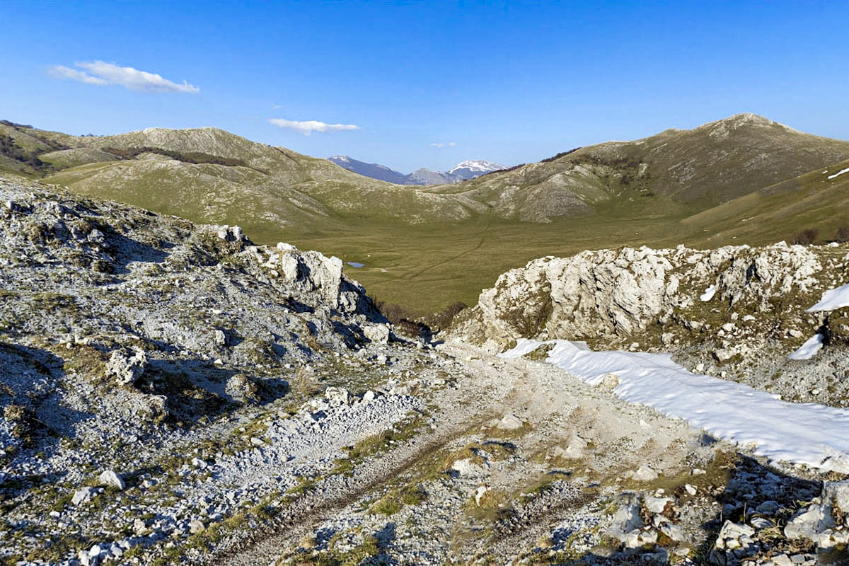 sentieripollino's tweet photo. I Piani di Masistro regalano uno degli scenari carsici più affascinanti del Parco del #Pollino. Tre grandi pianori dove, nel Piano di Mezzo, un laghetto stagionale offre riflessi incantati per quasi tutto l'anno. 
Altro 🔗 https://t.co/vmmQpSRDRY
Foto ©Antonio Di Paola https://t.co/xAzkNJEfH9
