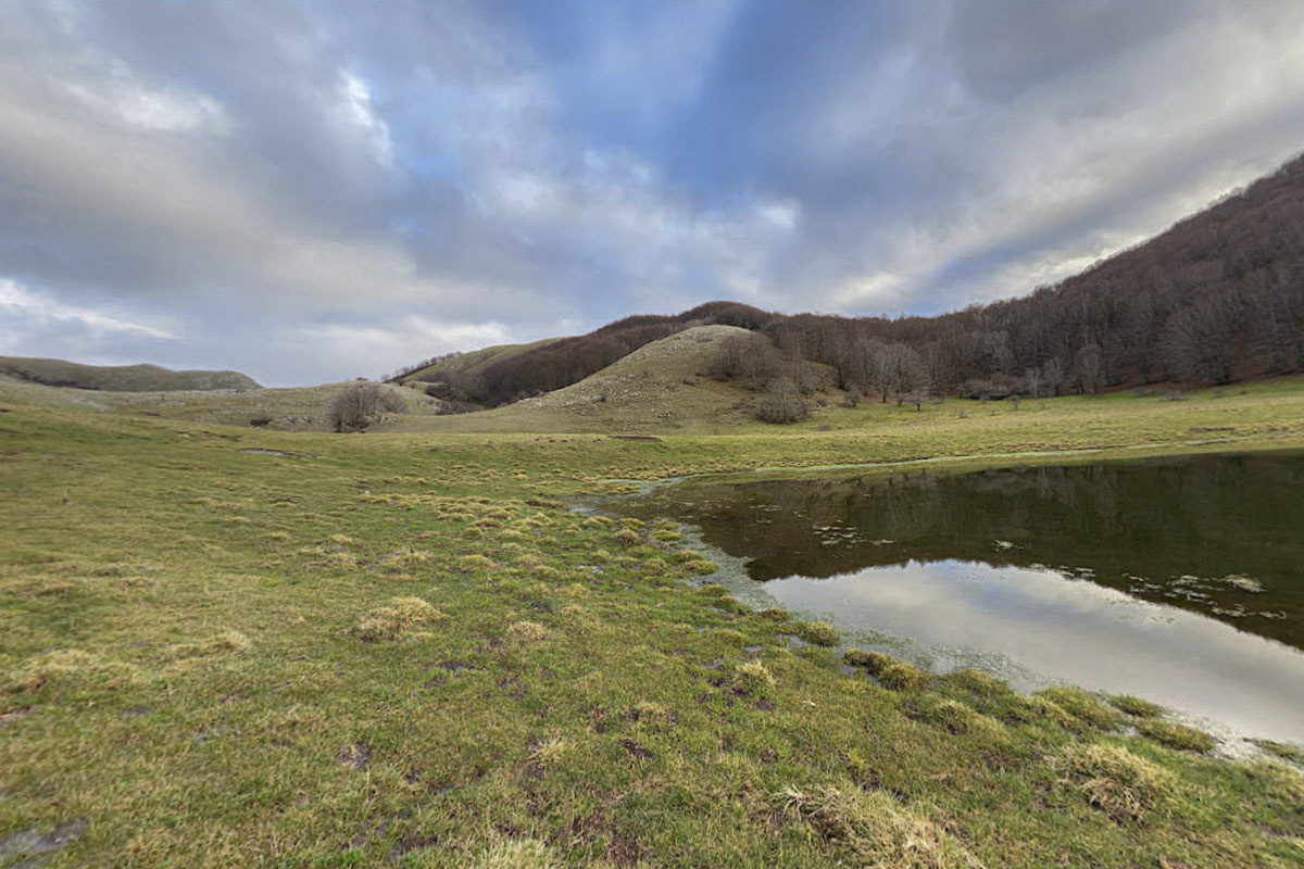 sentieripollino's tweet photo. I Piani di Masistro regalano uno degli scenari carsici più affascinanti del Parco del #Pollino. Tre grandi pianori dove, nel Piano di Mezzo, un laghetto stagionale offre riflessi incantati per quasi tutto l'anno. 
Altro 🔗 https://t.co/vmmQpSRDRY
Foto ©Antonio Di Paola https://t.co/xAzkNJEfH9