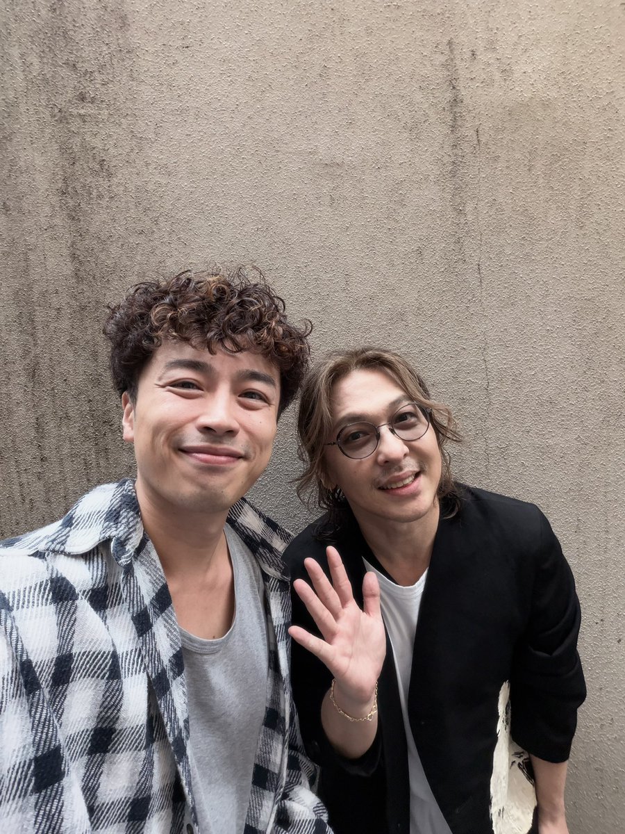 Shogo_Suzuki_'s tweet photo. #アンクロ 
観てきました。
"愛"を見ました。
溢れんばかりの、人と世界に対する愛を見せつけられました。
西田大輔という才能は世界に愛を伝えるためにあるんだなと。
皆さま、是非。
あ、約一時間後に出ますけど、とってつもなく、"愛"の詰まった時間でした。
最高。
#アンドレ
 しょーへーと西田さんと。