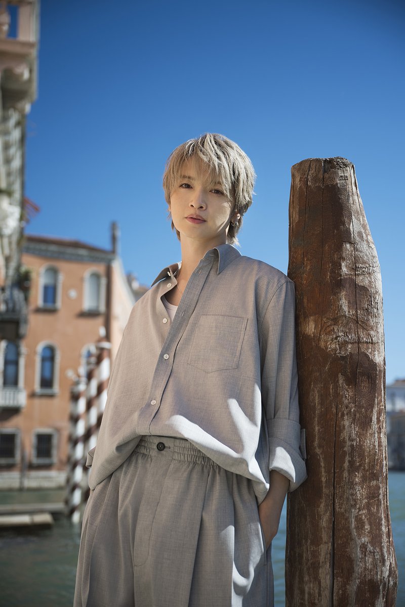 THEFASHIONPOST's tweet photo. Bottega Venetaが、 Summer 2027ショーに参加した歌手で俳優の玉森裕太のオフショットを公開。ヴェネチアでの彼の着用アイテムをお届けする。

https://t.co/BSFFLT6GoK https://t.co/VKky0KT3jm
