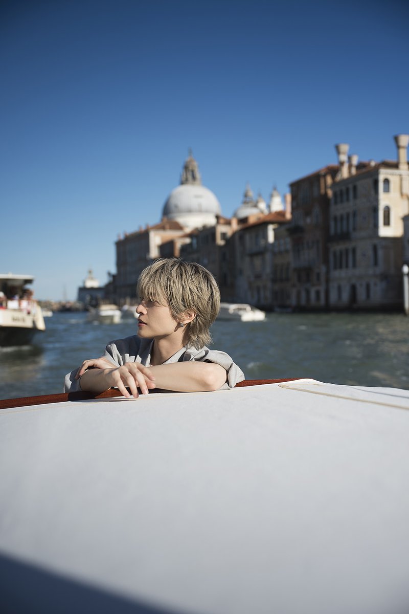 THEFASHIONPOST's tweet photo. Bottega Venetaが、 Summer 2027ショーに参加した歌手で俳優の玉森裕太のオフショットを公開。ヴェネチアでの彼の着用アイテムをお届けする。

https://t.co/BSFFLT6GoK https://t.co/VKky0KT3jm