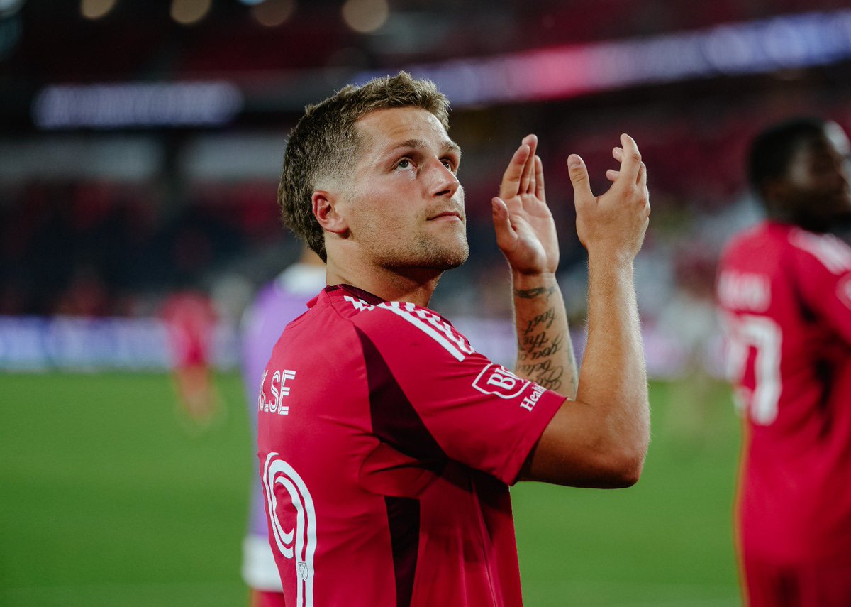 buaradabarisben's tweet photo. ÖZEL | ABD’li meslektaşım ile Carlo Holse’nin performansı konuştuk. Holse, St. Louis City taraftarlarını ikiye bölmüş durumda. Detaylar ⬇️ #Samsunspor #AllForCity https://t.co/DjX9vo66I0