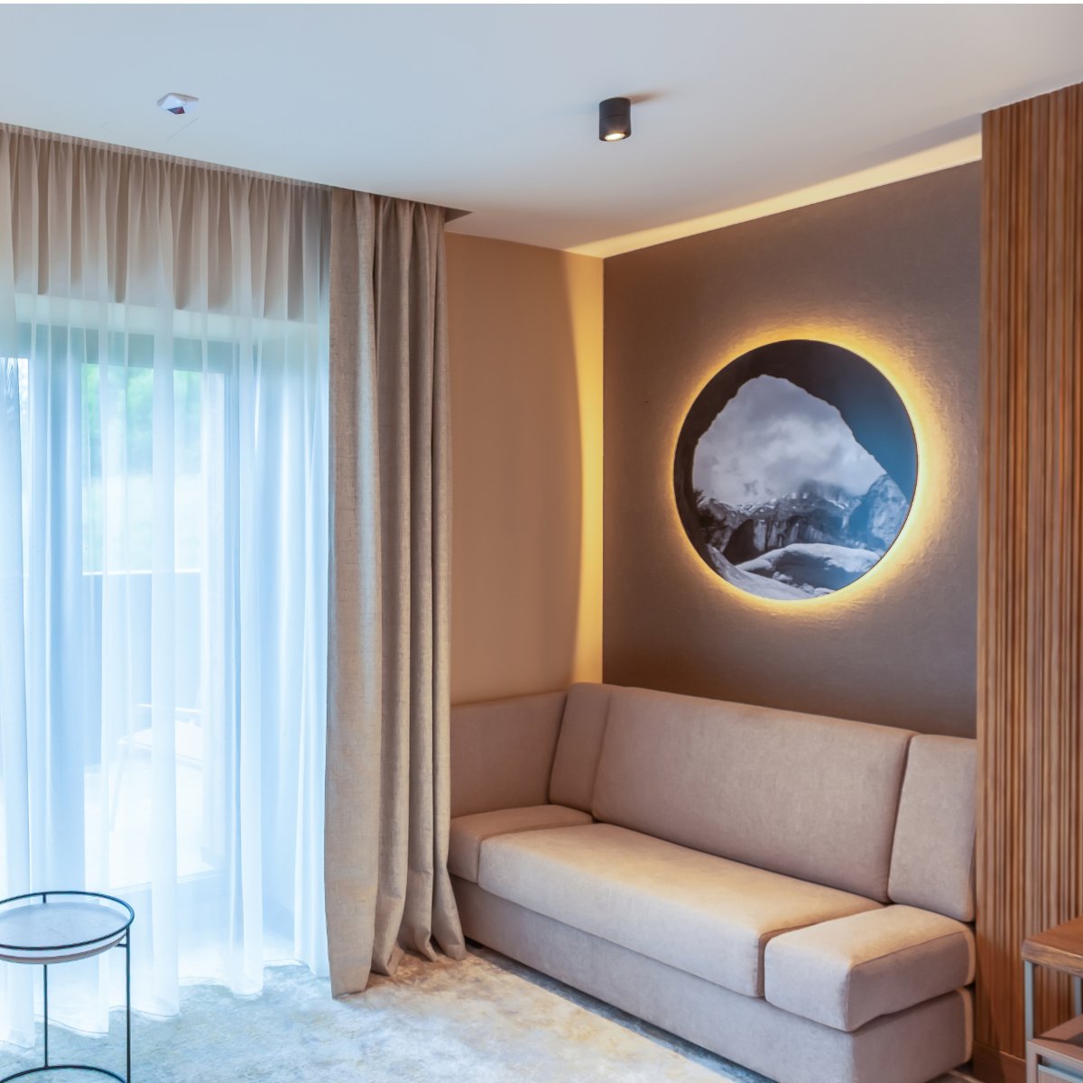 Muraspec's tweet photo. Radisson Blu Hotel Sinaia Cota 1400 blends alpine heritage with modern luxury. Muraspec Khotan P8499 &amp; Cordova P8440 add warmth and texture alongside natural wood and stone.

Design: ARTHITEK – Andu Marginean | Partner: Romvalex

#Muraspec #HospitalityDesign https://t.co/PxdyUjHX8h