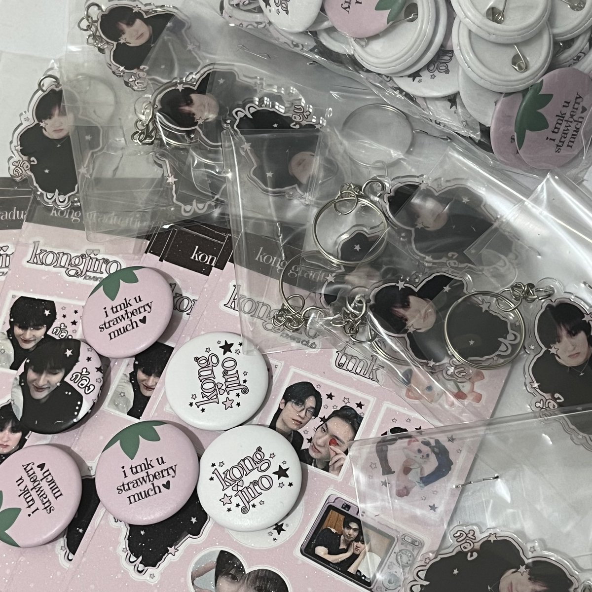kongjiro_th's tweet photo. see you all soon!!! 

the pins are 20 pcs each design so there's like 60 pcs total lol https://t.co/5sKpFeLSEs