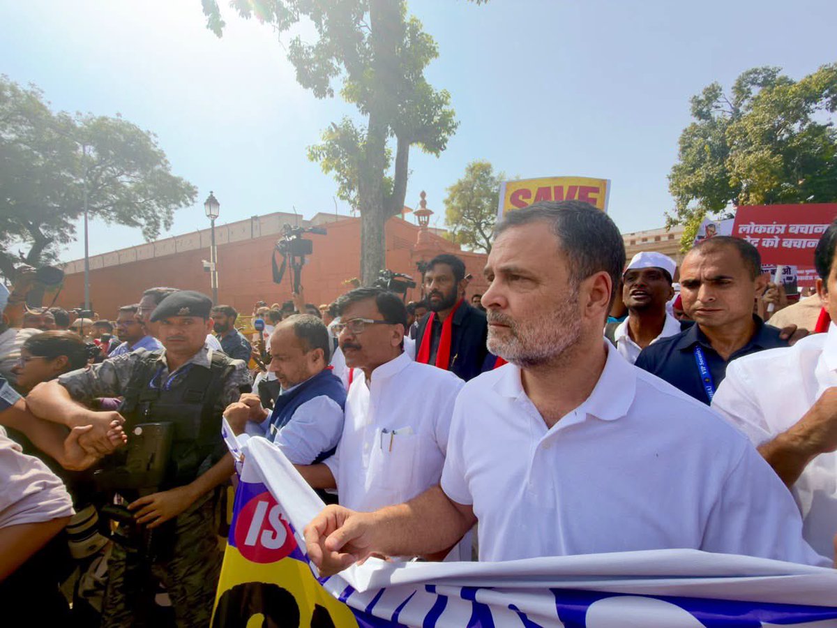 KaranMahara_INC's tweet photo. ज्ञानेश कुमार ने BJP के साथ मिलकर वोट चोरी से लोकतंत्र की हत्या की साजिश की है।

ये देशद्रोह है - इस्तीफा तो देना ही होगा।

#IndiaAllianceMarch https://t.co/GMIkYGQdrI
