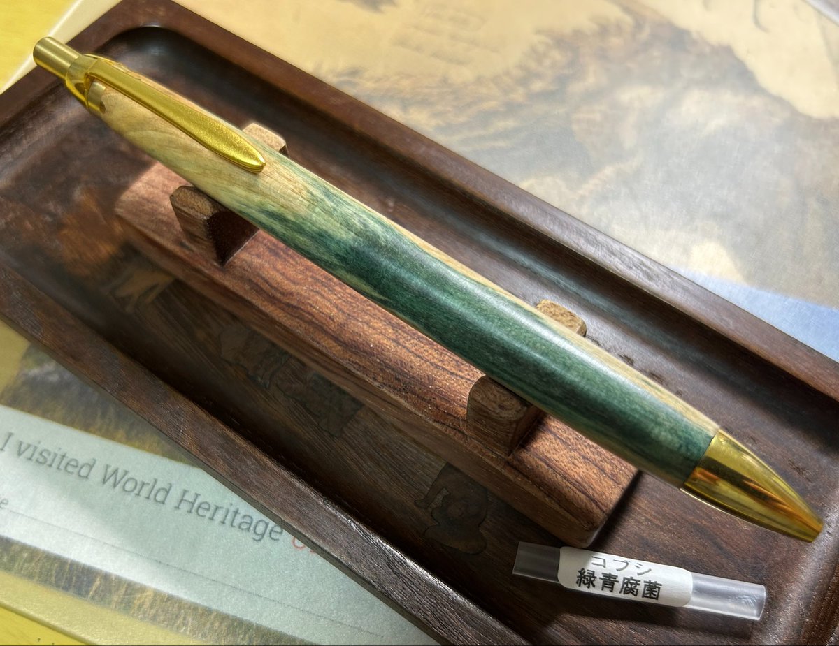 crossKhedgehog's tweet photo. 工房もずさん購入品ラスト？
コブシ緑青腐菌

実は前回ご縁がありちゃっかり頼んでました。
個人的には全体が緑よりも混ざった感じが良かったので、前面はっきり背面うっすらな感じでかなり嬉しいです☺️
どうやらペイルムーンや南天もオーダーのついでに並んだものらしくオーダーした方に感謝ですね🙏 https://t.co/L5Gal68luW