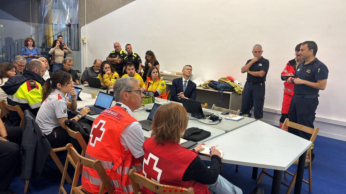 bomberscat's tweet photo. Aquest matí, #bomberscat continuem donant suport a la població i fent les tasques de neteja de carrers i d'esgotaments d'aigua en les zones afectades per l'aiguat d'ahir, al Vallès Oriental i el Maresme. https://t.co/vAZuhrODHe