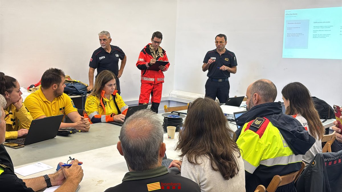 bomberscat's tweet photo. Aquest matí, #bomberscat continuem donant suport a la població i fent les tasques de neteja de carrers i d'esgotaments d'aigua en les zones afectades per l'aiguat d'ahir, al Vallès Oriental i el Maresme. https://t.co/vAZuhrODHe