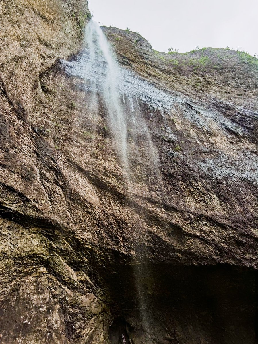 AndreaHowacvao's tweet photo. Chasing the cascading瀑信研挚吃 vibes! That natural waterfall + delicious bite = perfect little treat ， https://t.co/EWLb7y0mqD
