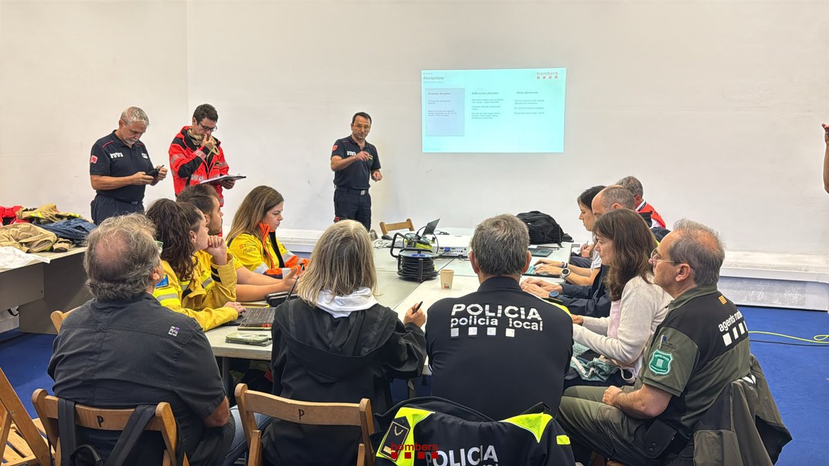 bomberscat's tweet photo. Aquest matí, #bomberscat continuem donant suport a la població i fent les tasques de neteja de carrers i d'esgotaments d'aigua en les zones afectades per l'aiguat d'ahir, al Vallès Oriental i el Maresme. https://t.co/vAZuhrODHe