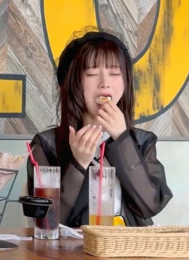 Terepan_terere's tweet photo. 食べ物を口に入れる時に目を瞑る食欲モンスター😆

#池田瑛紗 #乃木坂46 https://t.co/PPYG4xTyfR