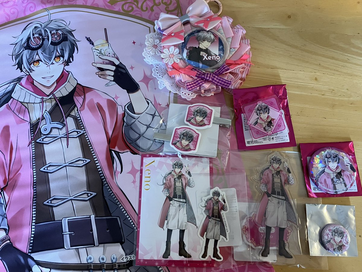 akko1220's tweet photo. アンメモ展のグッズ達！
今回何がすごいって、ブラインド商品でゼノを神引き+ルーレットA賞！

すごくない？愛じゃない？
推し引けるとかヤバない？
小さい缶バは1/32よ？
はぁ〜最高

あと2枚目は急遽作ったゼノロゼット
他の写真は下に続きます
アンミナばかりだけど
#アンジェリーク　#アンメモ展 https://t.co/EJcAm9aA3E