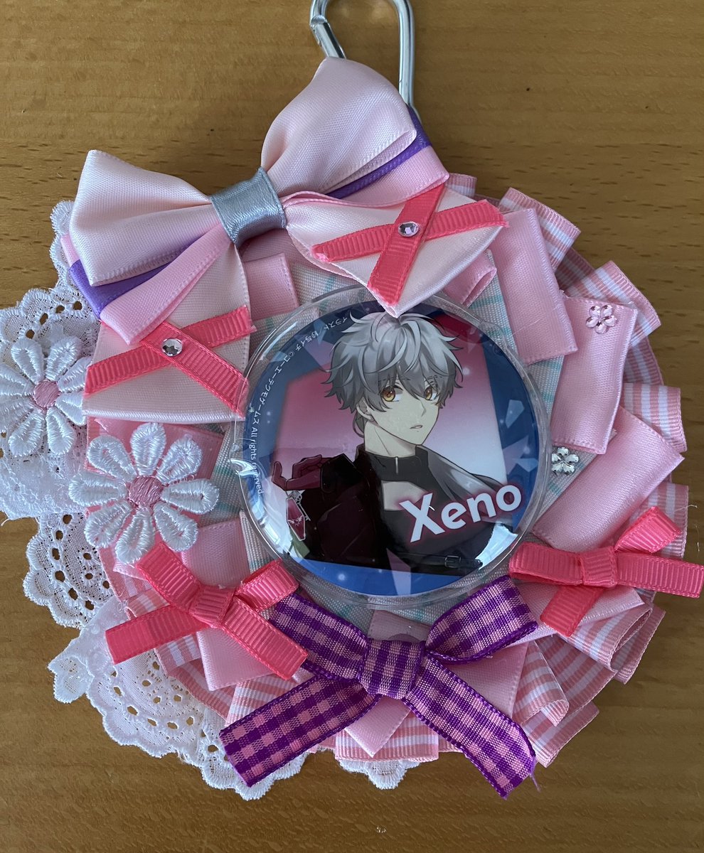 akko1220's tweet photo. アンメモ展のグッズ達！
今回何がすごいって、ブラインド商品でゼノを神引き+ルーレットA賞！

すごくない？愛じゃない？
推し引けるとかヤバない？
小さい缶バは1/32よ？
はぁ〜最高

あと2枚目は急遽作ったゼノロゼット
他の写真は下に続きます
アンミナばかりだけど
#アンジェリーク　#アンメモ展 https://t.co/EJcAm9aA3E