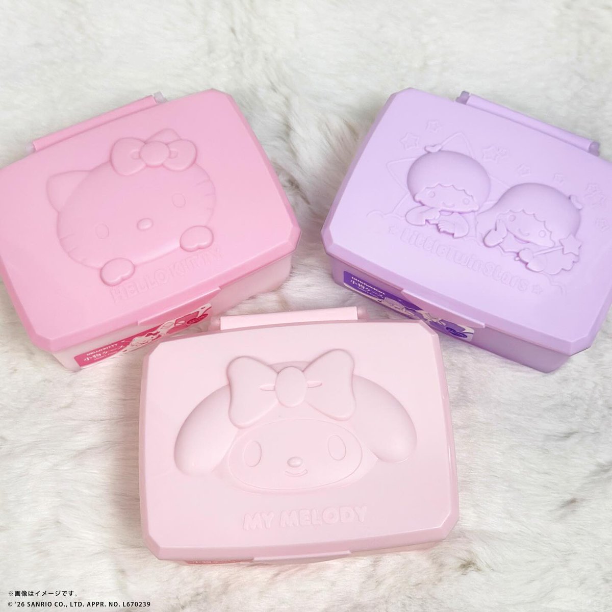 sanrio_oshikatu's tweet photo. ＼⚠️新商品📣🆕／
100円ショップにてサンリオキャラクターズの小物ケースが新しくなって登場🥹🩷
ウェットティッシュがぴったり入るサイズ感で、生活感を可愛く目隠しできちゃうの最高🥹🩷
ハローキティ、マイメロディ、リトルツインスターズの3種展開🫶ぜひ探してみてね🙆‍♀️

🔻詳細はフレンド株式会社公式インスタグラムにて📝
https://t.co/dLq0fo143A

🛒購入：100円ショップにて発売中！
📝ラインアップ：
■100円商品
・小物ケース　ハローキティ　JAN：4580841643162
・小物ケース　マイメロディ　JAN：4580841643179
・小物ケース　リトルツインスターズ　JAN：4580841643186

#サンリオキャラクターズ #100円ショップ