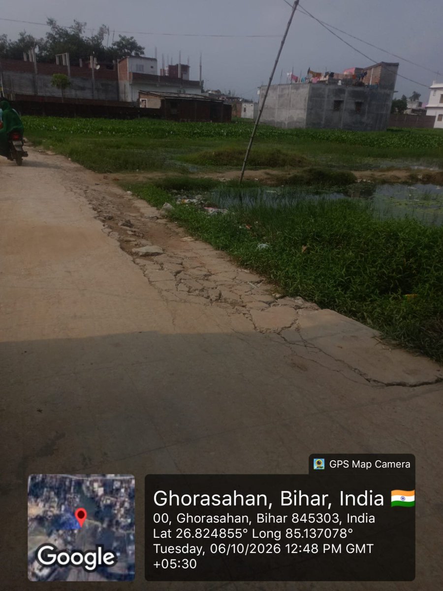 Purushotamprem's tweet photo. अंबिका पैलेस रोड में अंबिका पैलेस और दिव्या पैलेस के बीच RWD विभाग द्वारा वर्ष 2025 में सड़क बनाई गई थी। सड़क बने अभी लगभग एक से डेढ़ साल ही हुए हैं, लेकिन अभी से कई जगह सड़क टूट गई है और जलजमाव की स्थिति है। इस संबंध में पहले भी शिकायत की गई थी, लेकिन अभी तक कार्रवाई नहीं हुई है।

कृपया स्थल ��ी जांच कराकर सड़क की दोबारा अच्छी तरह मरम्मत कराई जाए और  शिकायत पर हुई कार्रवाई की ATR भी उपलब्ध कराई जाए। फोटो संलग्न है।

नाम: पुरुषोत्तम चौधरी
मोबाइल: 7763963700, 9905161836
ईमेल: purushotamchaudhary0008@gmail.com
@BiharCMQRT @Dm_Motihari @minprdd @IPRDBihar