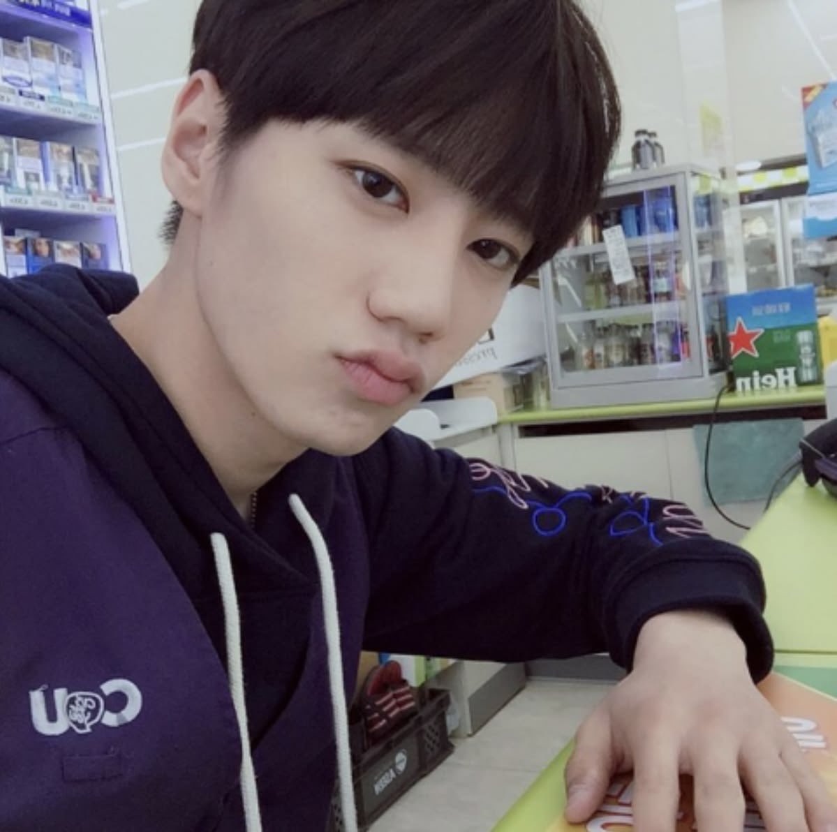 dkalloob's tweet photo. 편의점 이준영♡#이준영 #leejunyoung #포핸즈 #최정요 #イジュニョン #李濬榮 https://t.co/3kXxvjtHK2