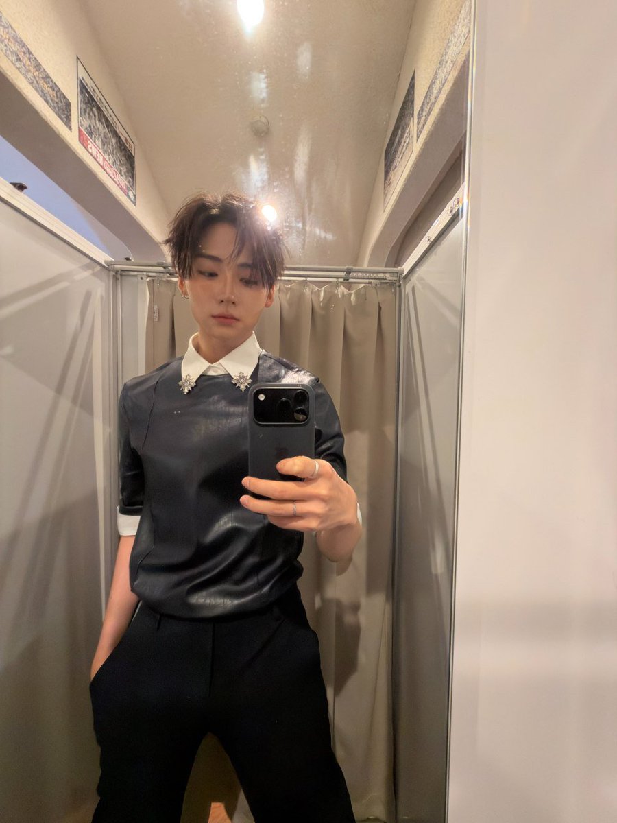 sangwzonn's tweet photo. Mirror check before heading out, and somehow the outfit had me looking way more put together than I felt. Black on black, silver details, messy hair—pretty sure the fit was doing most of the talking here. https://t.co/75TdAYEldm