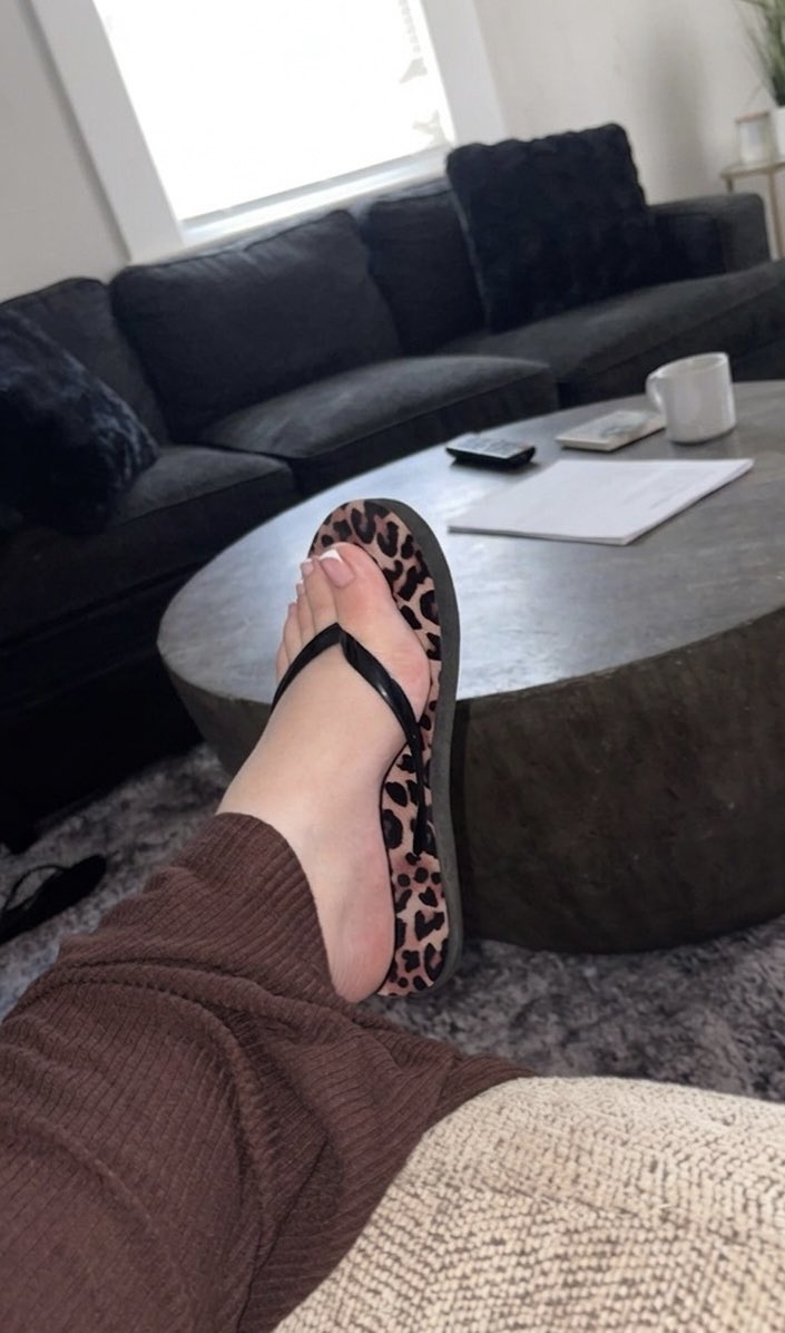 send2stormi's tweet photo. Where are my good boys? Kiss mommy’s feet 

Findom femdom buyingcontent nsfw https://t.co/LvdzYbWaAQ