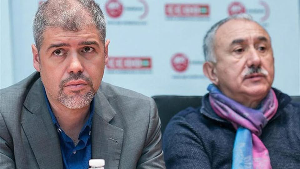 Rober_Alcaz's tweet photo. A ver: estos 2 buitres carroñeros vividores y comegambas dicen q van a hacer AHORA una huelga por LOS SALARIOS DIGNOS Y LA VIVIENDA.
Llevan 8 años, los mismos que Pinocho, con salarios bajos y problemas de vivienda, y SIN MOVER UN PUTO DEDO. ¡¡Y se les ocurre ahora!!
¡Miserables! https://t.co/9qomg5RgrC