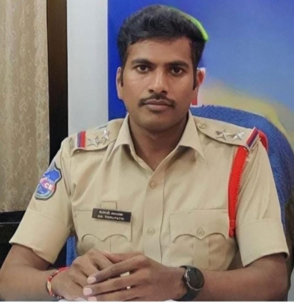 revathitweets's tweet photo. Because Selling Tea Is A Crime!!!

58 year old Polasa Sudhakar, a chai vendor went to the Bheemgal Police Station in Balkonda, Telangana, yesterday at 10am. 

In full public view, he set himself ablaze and was later shifted to hospital with about 90 percent burns. 

Today - he succumbed to the injuries. 

Sudhakar is a small time tea vendor near Balkonda bus stand and he has been facing harrassment from the police for a while now, only because he keeps his shop open beyond 10pm. 

Police slapped three cases for selling chai beyond 10pm and he was frequently called to the police station on the pretext of investigation and questioning. 
He was called yesterday also and was asked to attend court & pay penalties. This was the fourth penalty on him. 

In a statement recorded yesterday at the hospital, Sudhakar detailed out how SI Tirupathi mentally tortured him and drove him to take this extreme step. 

After Sudhakar’s death today, Nizamabad CP Sai Chaitanya said police did nothing wrong in this case and were only doing their job 🙏🏽🙏🏽🙏🏽