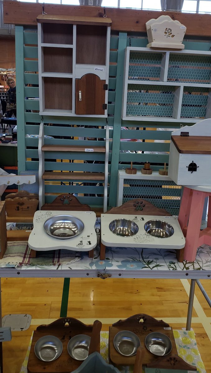 BookKasama's tweet photo. #26秋にゃんぱら! 出店者紹介

#N-kids
[布小物]
楽しく作って楽しく使うをモットーに、おしゃれで実用的な木工作品を手作りしています。小さなペット用のえさ台、収納ボックスは特に人気です。また廃材利用のガーデン雑貨も多数作っています。

2026.10/24(土)-25(日) 10:00~16:00 #笠間工芸の丘 https://t.co/Y4DCx0b6kJ